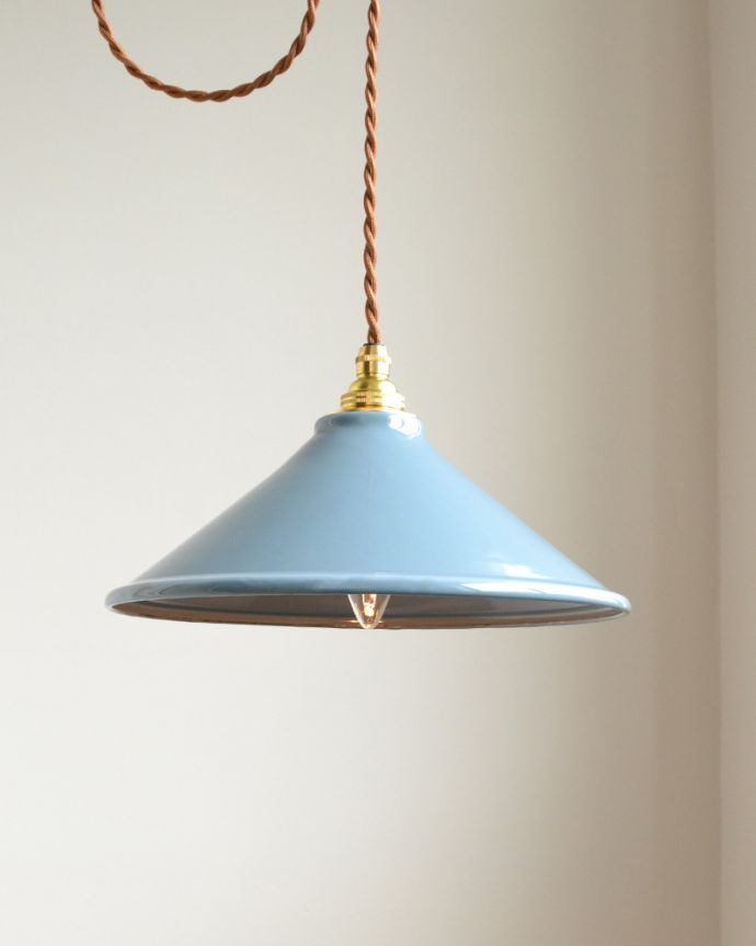 ペンダントライト　照明・ライティング　グレーの琺瑯製ペンダントライト（コードセット・電球なし・ゴールドリング２枚付き） 。グレーのシェードはお部屋のお洒落なアクセントになります。(pl-155)