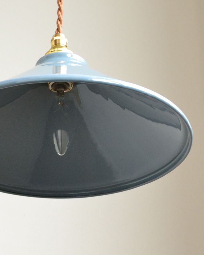 ペンダントライト　照明・ライティング　グレーの琺瑯製ペンダントライト（コードセット・電球なし・ゴールドリング２枚付き） 。在庫数が足りない場合でも、お時間を頂ければご準備出来ますので、ご希望の方はご注文の際、備考欄にご希望の数を書いてください。(pl-155)