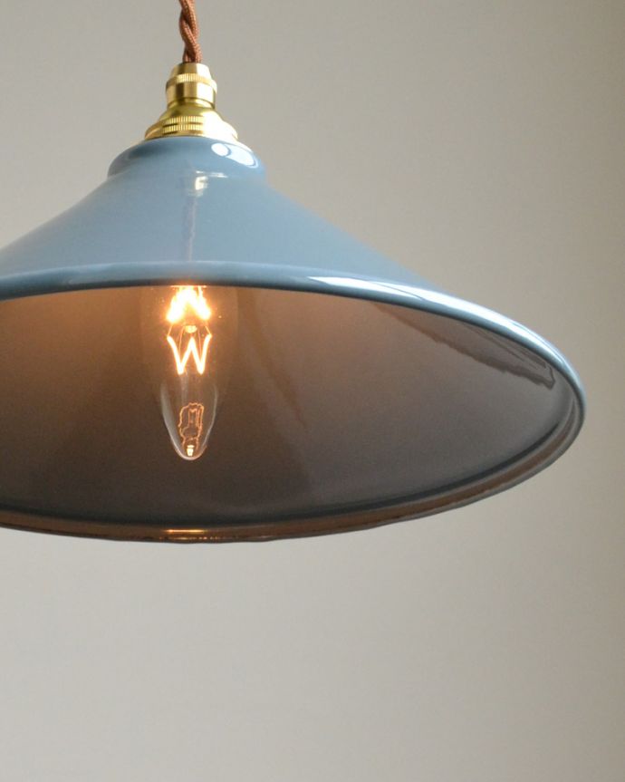 ペンダントライト　照明・ライティング　グレーの琺瑯製ペンダントライト（コードセット・電球なし・ゴールドリング２枚付き） 。どこかレトロな雰囲気を感じさせるホウロウ製のペンダントシェード。(pl-155)