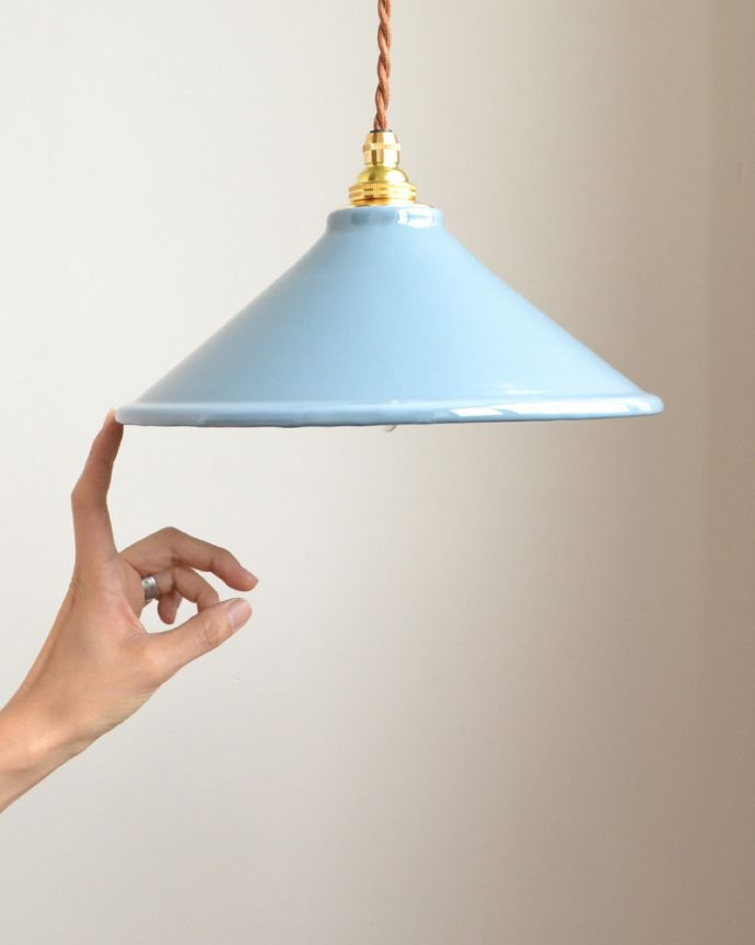 ペンダントライト　照明・ライティング　グレーの琺瑯製ペンダントライト（コードセット・電球なし・ゴールドリング２枚付き） 。ホーローの優しい雰囲気に癒されるので、毎日、夜がくるのが楽しくなります。(pl-155)