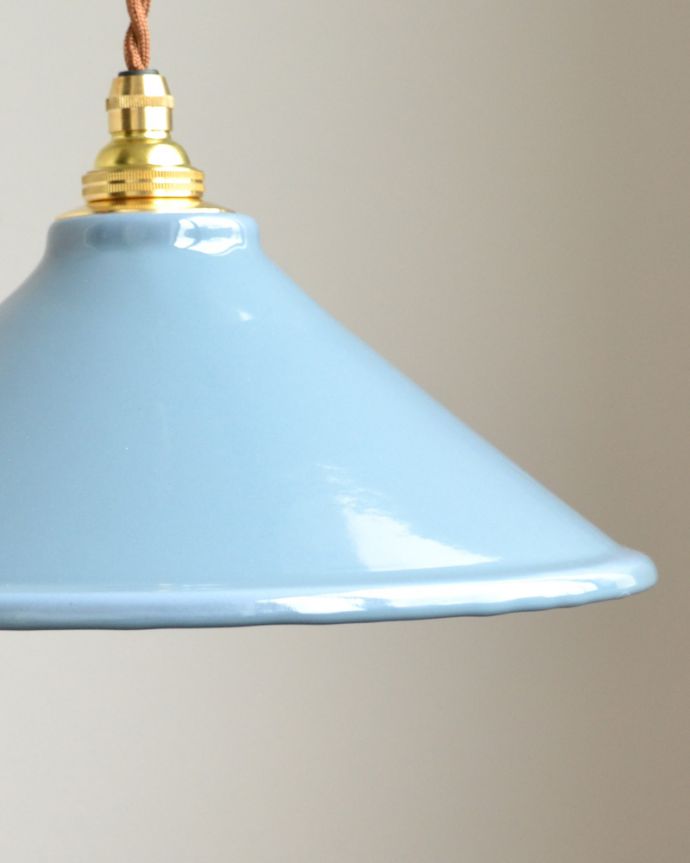 ペンダントライト　照明・ライティング　グレーの琺瑯製ペンダントライト（コードセット・電球なし・ゴールドリング２枚付き） 。シェードは、手作りのため多少、誤差があったり、気泡やキズ、汚れが入っている場合もあります。(pl-155)