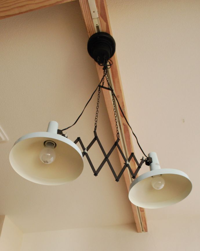 ペンダントライト 照明・ライティング 左右に伸び縮み、角度調整可能なペンダントライト(グレー)(電球なし)。下から見上げるとこんな感じです。(pl-158)