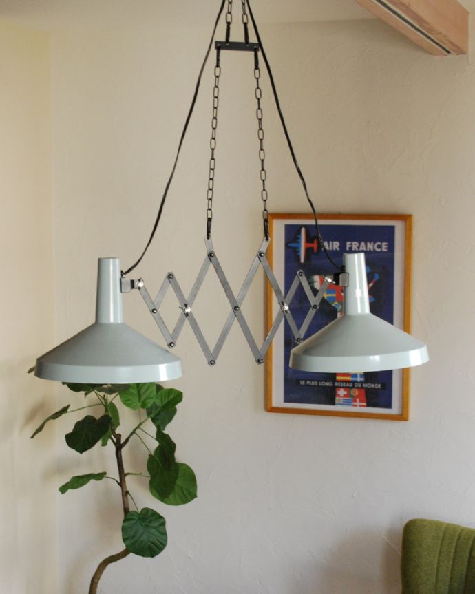 ペンダントライト 照明・ライティング 左右に伸び縮み、角度調整可能なペンダントライト(グレー)(電球なし)。【 全長 】75〜117cm【 幅 】75〜108cm【 シェード 】直径25×高さ20cm×2。(pl-158)