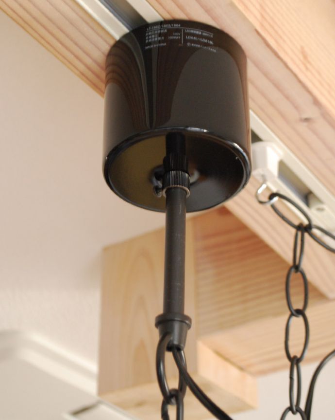 ペンダントライト 照明・ライティング クールなブラックのペンダントライト(電球なし)。ソケットが見えないようにカバーも付いています。(pl-159)