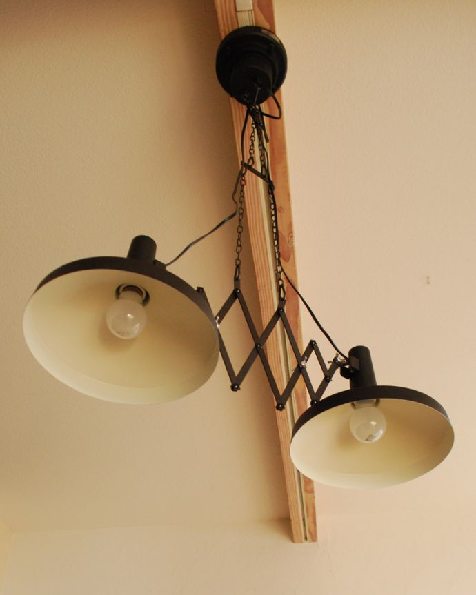 ペンダントライト 照明・ライティング 左右に伸び縮み、角度調整可能なペンダントライト(ブラック)(電球なし)。下から見上げるとこんな感じです。(pl-160)