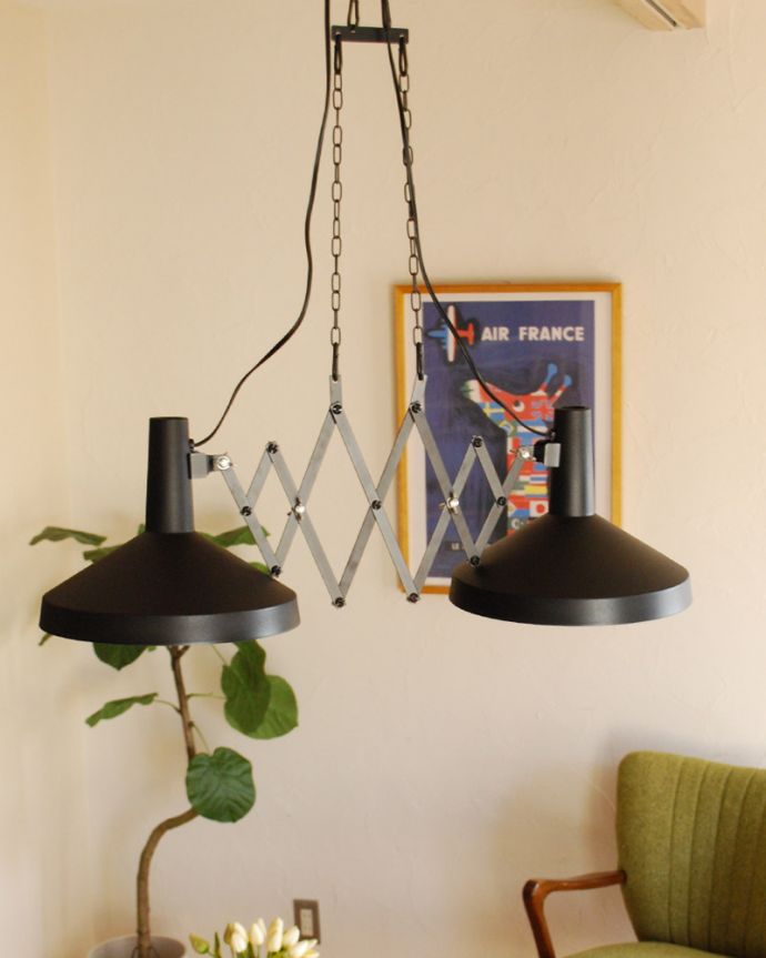 ペンダントライト 照明・ライティング 左右に伸び縮み、角度調整可能なペンダントライト(ブラック)(電球なし)。【 全長 】75〜117cm【 幅 】75〜108cm【 シェード 】直径25×高さ20cm×2。(pl-160)