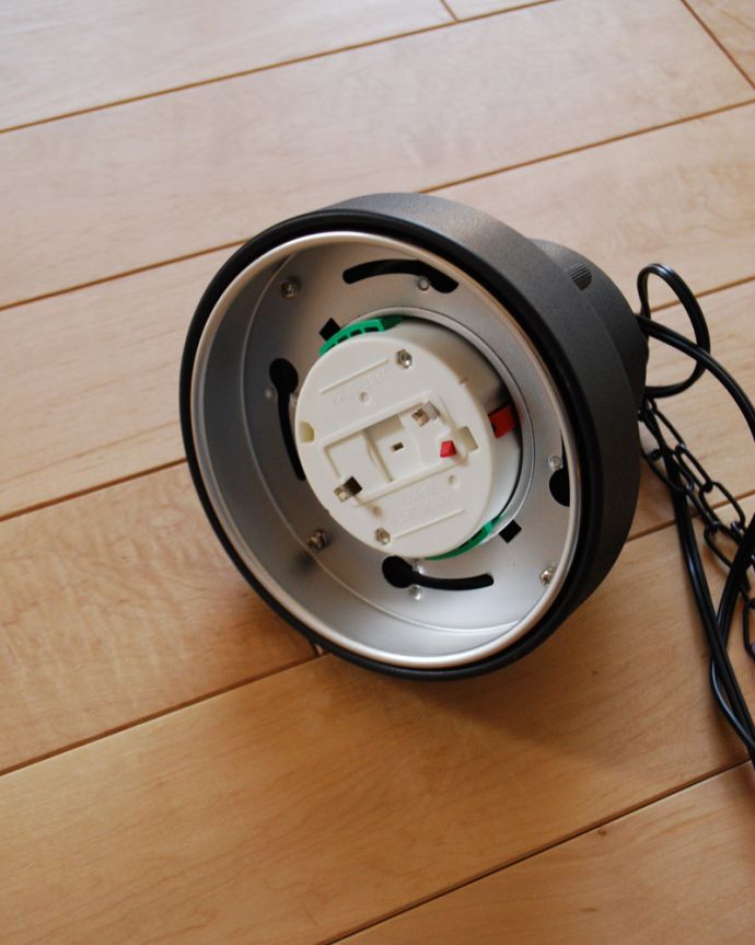 ペンダントライト 照明・ライティング 左右に伸び縮み、角度調整可能なペンダントライト(ブラック)(電球なし)。簡単に取り外しが可能な引っ掛けシーリングタイプです。(pl-160)