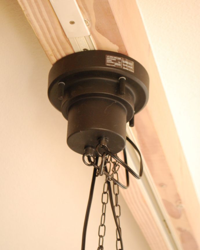 ペンダントライト 照明・ライティング 左右に伸び縮み、角度調整可能なペンダントライト(ブラック)(電球なし)。ソケットが見えないようにカバーも付いています。(pl-160)