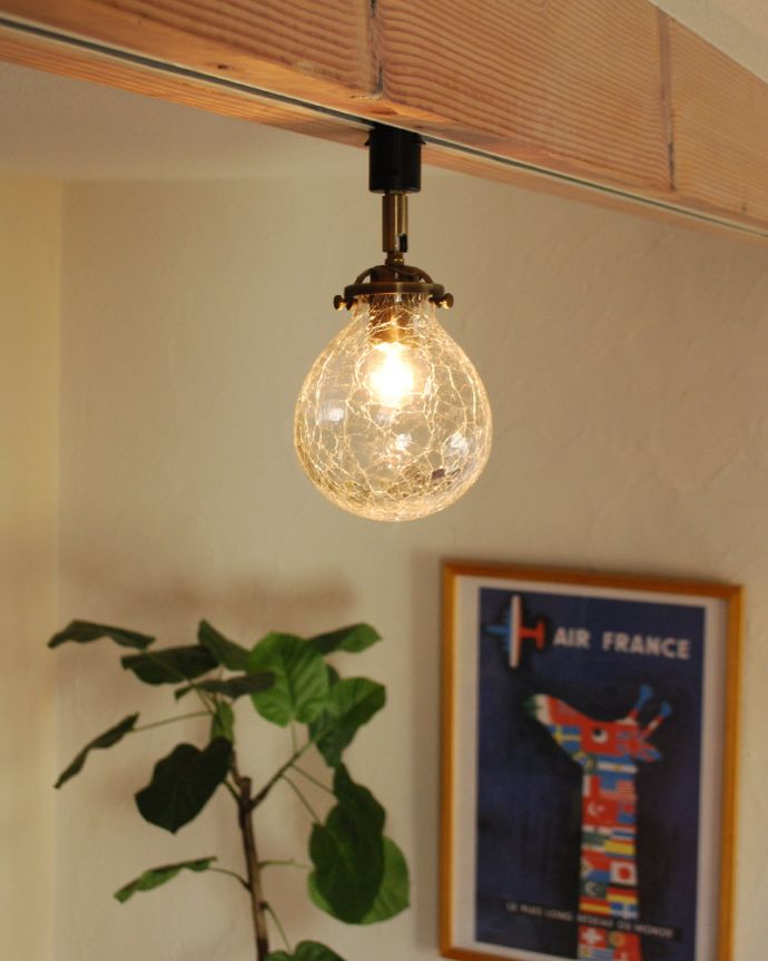 スポットライト 照明・ライティング クラック入りのガラスボール(ダクトレール専用スポットライト)(電球なし)。天井や壁に映りだされる陰影も美しく、夜が来るのが待ち遠しくなってしまうスポットライトです。(pl-163)