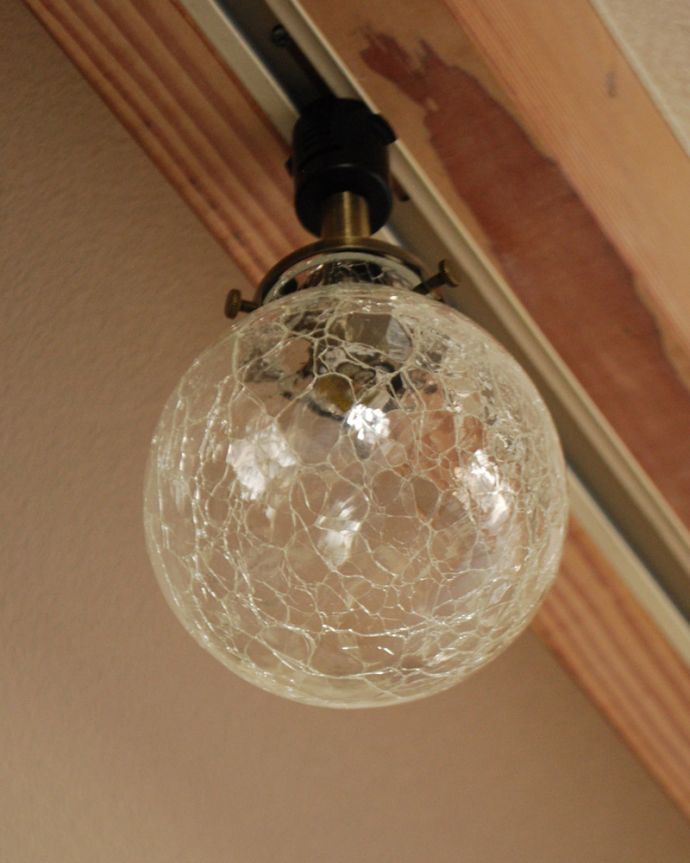スポットライト 照明・ライティング クラック入りのガラスボール(ダクトレール専用スポットライト)(電球なし)。シェードは、手作りのため多少、誤差があったり、気泡やキズ、汚れが入っている場合もあります。(pl-163)