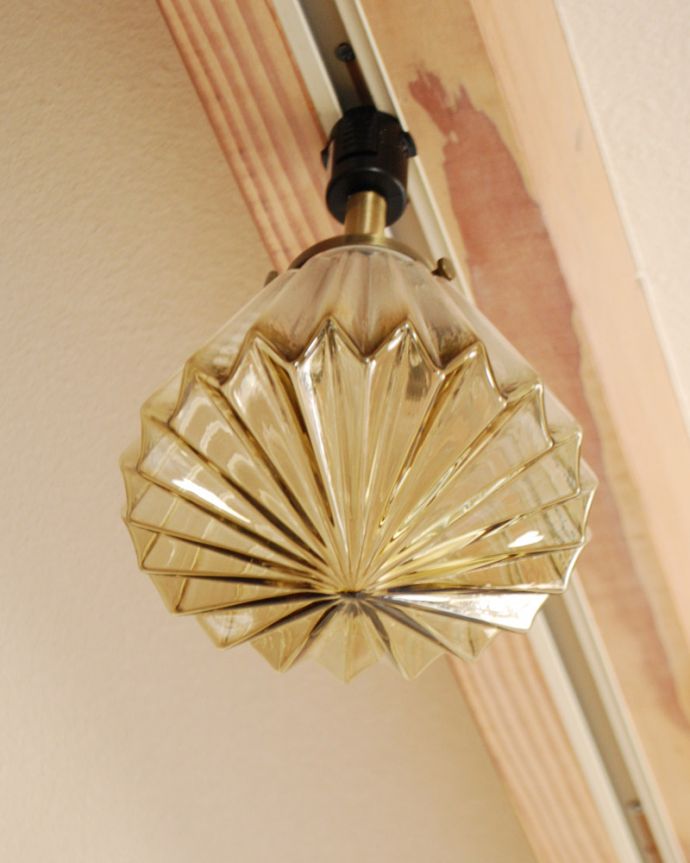 スポットライト 照明・ライティング アンバーカラーのスポットライト(ダクトレール専用)(電球なし)。シェードは、手作りのため多少、誤差があったり、気泡やキズ、汚れが入っている場合もあります。(pl-164)