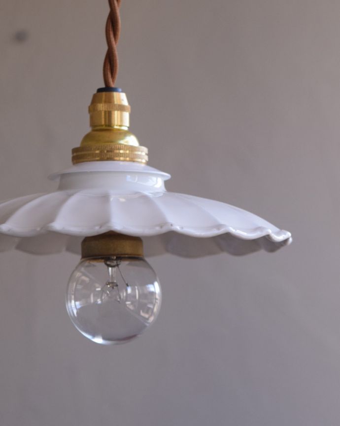 ペンダントライト　照明・ライティング　優しいフリルの琺瑯製シェードのペンダントランプ（コード・シャンデリア電球・ギャラリーB白リング２枚付き）。琺瑯の優しい雰囲気に癒されるので、毎日、夜がくるのが楽しくなります。(pl-171)