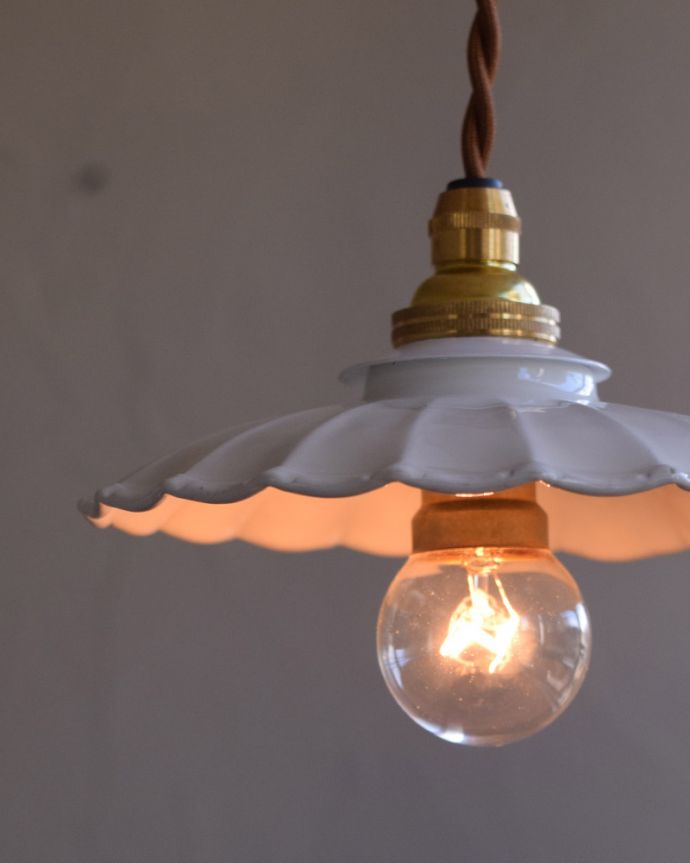 ペンダントライト　照明・ライティング　優しいフリルの琺瑯製シェードのペンダントランプ（コード・シャンデリア電球・ギャラリーB白リング２枚付き）。なんだか心がホッと和む、やんわりとした明かりです。(pl-171)