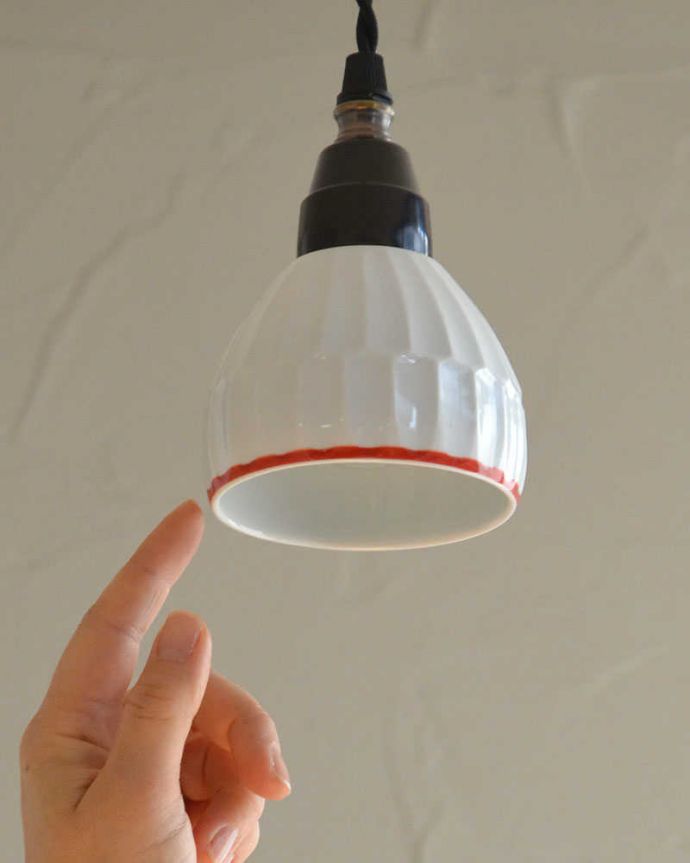 ペンダントライト 照明・ライティング 可愛い磁器製(ライン)シェードのペンダントライト(50cmコード・E26球・ギャラリーなし)。※こちらのシェードのみは販売していません。(pl-182)