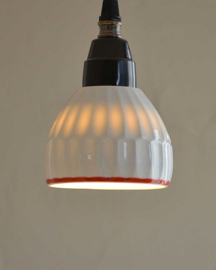 ペンダントライト 照明・ライティング 可愛い磁器製(ライン)シェードのペンダントライト(50cmコード・E26球・ギャラリーなし)。やわらかく灯る温かい光が魅力です。(pl-182)