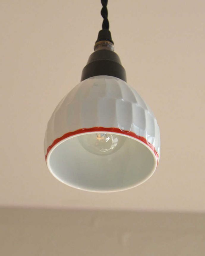 ペンダントライト 照明・ライティング 可愛い磁器製(ライン)シェードのペンダントライト(50cmコード・E26球・ギャラリーなし)。【 シェード 】幅9×奥行9×高さ7cm【 コードの長さ 】50cm(標準)お部屋にあわせて、10cm単位でコードを短くしたり長くしたり加工することも出来ます。(pl-182)