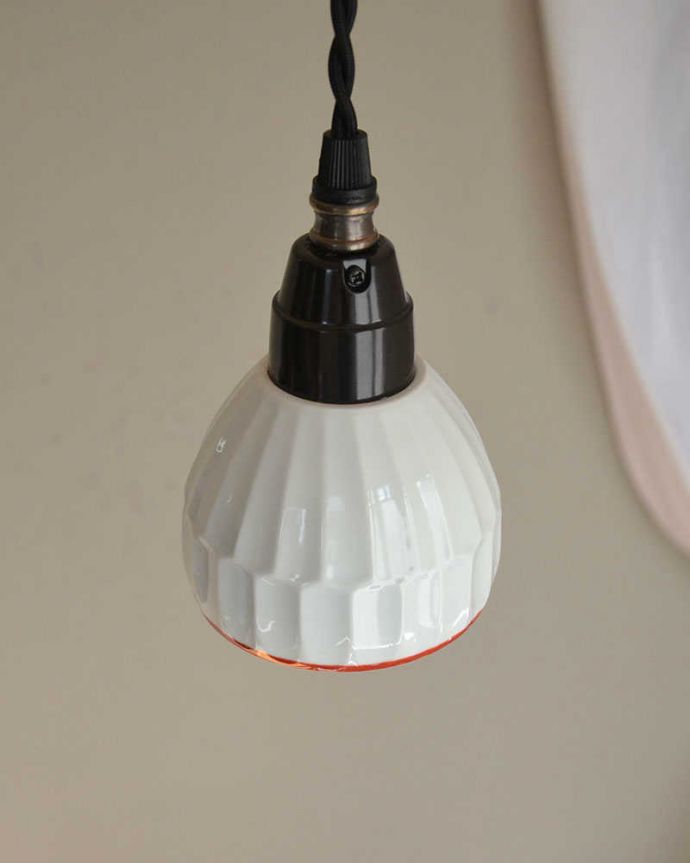 ペンダントライト 照明・ライティング 可愛い磁器製(ライン)シェードのペンダントライト(50cmコード・E26球・ギャラリーなし)。シェードと50cmコードをセットでお届けします。(pl-182)