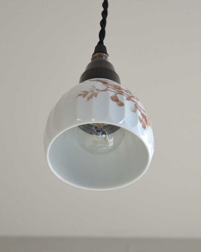 ペンダントライト　照明・ライティング　可愛い磁器製（ブラウン）シェードのペンダントライト（50cmコード・Ｅ26球・ギャラリーなし）。【 シェード 】幅8.5×奥行8.5×高さ7cm【 コードの長さ 】50cm(標準)お部屋にあわせて、10ｃｍ単位でコードを短くしたり長くしたり加工することも出来ます。(pl-183)