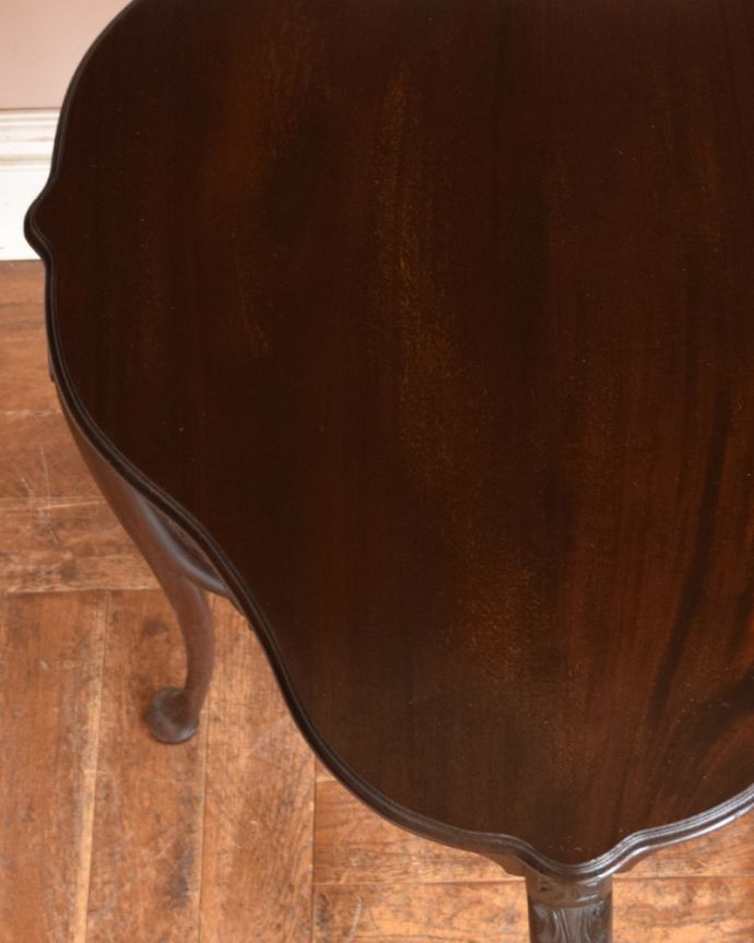 アンティークのテーブル　アンティーク家具　アンティークの高級感のある英国輸入家具、可憐なデザインのオケージョナルテーブル。縁のカッテイングが美しいデザインです。(q-1000-f)