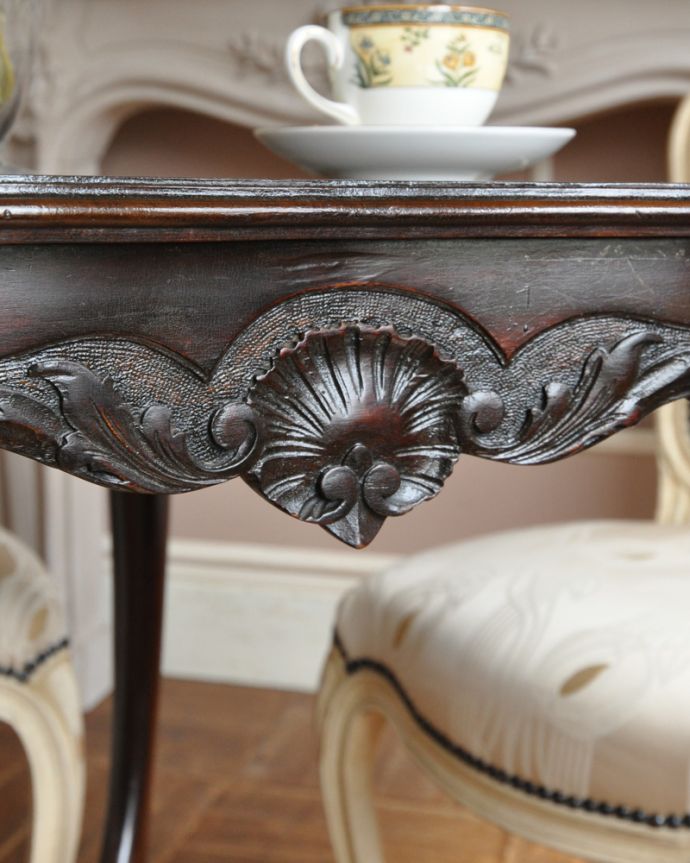 アンティークのテーブル　アンティーク家具　アンティークの高級感のある英国輸入家具、可憐なデザインのオケージョナルテーブル。とても美しい彫です。(q-1000-f)