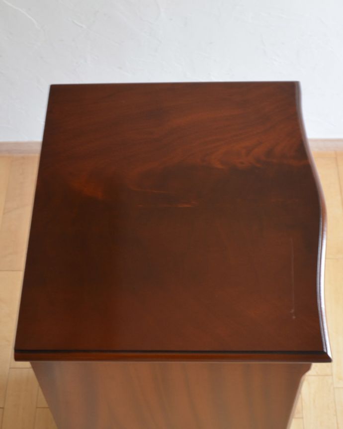 アンティークのチェスト　アンティーク家具　上品な英国スタイル、マホガニー材のチェストオブドロワーズ。天板も木目がキレイです。(q-1001-f)