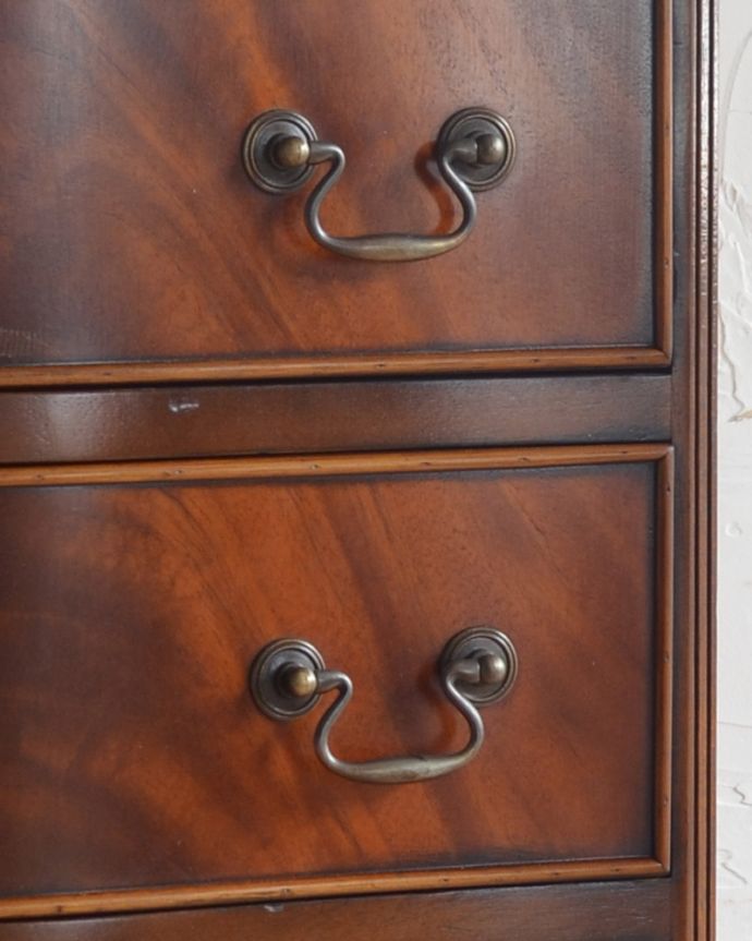 アンティークのチェスト　アンティーク家具　上品な英国スタイル、マホガニー材のチェストオブドロワーズ。ハンドル形のオシャレな取っ手です。(q-1001-f)