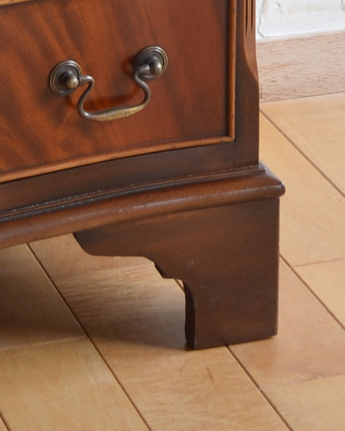 アンティークのチェスト　アンティーク家具　上品な英国スタイル、マホガニー材のチェストオブドロワーズ。しっかりチェストを支えます。(q-1001-f)