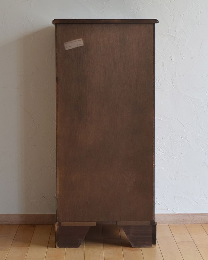 アンティークのチェスト　アンティーク家具　上品な英国スタイル、マホガニー材のチェストオブドロワーズ。アンティークは新品ではないので、もちろん経年変化によるキズはありますが、専門の職人が目立たないようキレイにお直しをしているので、後姿までキレイです。(q-1001-f)