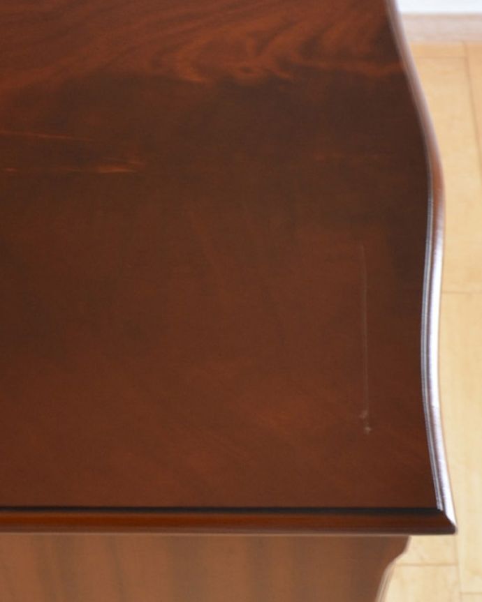 アンティークのチェスト　アンティーク家具　上品な英国スタイル、マホガニー材のチェストオブドロワーズ。天板のカッティングも優雅で美しいです。(q-1001-f)