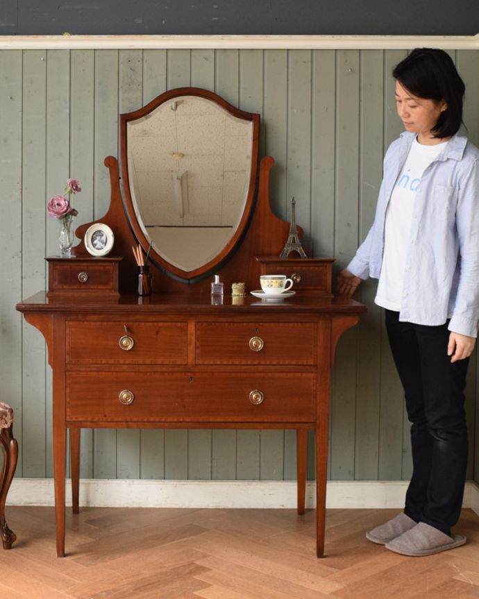 アンティークのドレッサー　アンティーク家具　盾型のミラーが付いた、美しいドレッシングチェスト（マホガニー材）。ディスプレイを楽しんだり、化粧台にしたり。(q-1002-f)