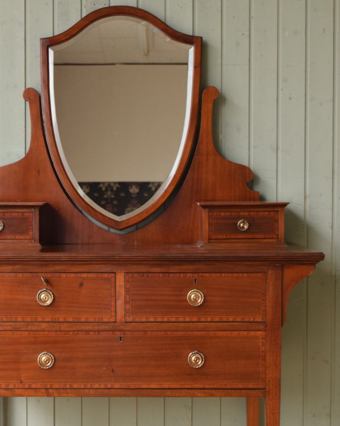 アンティークのドレッサー　アンティーク家具　盾型のミラーが付いた、美しいドレッシングチェスト（マホガニー材）。お気に入りのチェアと合わせて、自分だけのスペースを作ってみてください。(q-1002-f)