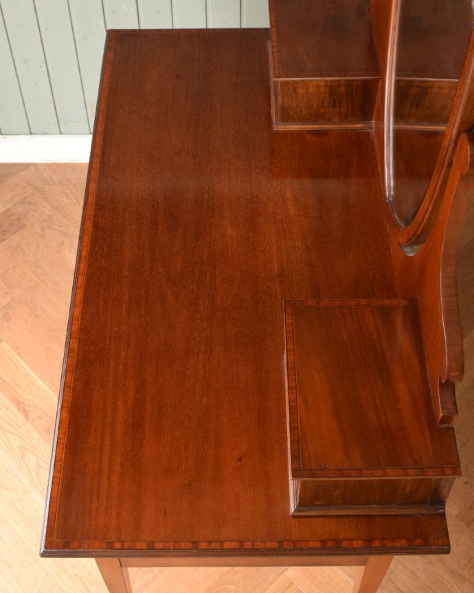 アンティークのドレッサー　アンティーク家具　盾型のミラーが付いた、美しいドレッシングチェスト（マホガニー材）。天板も木目がとってもキレイです。(q-1002-f)