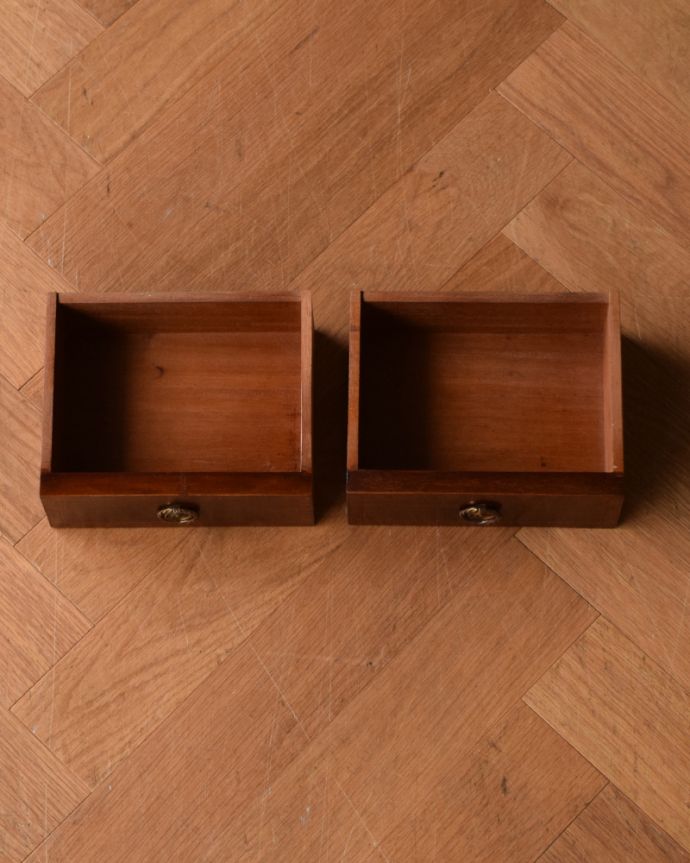 アンティークのドレッサー　アンティーク家具　盾型のミラーが付いた、美しいドレッシングチェスト（マホガニー材）。天板の上にある小さな小引き出しです。(q-1002-f)