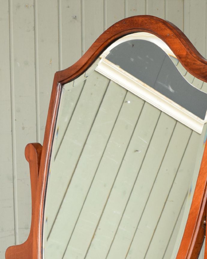 アンティークのドレッサー　アンティーク家具　盾型のミラーが付いた、美しいドレッシングチェスト（マホガニー材）。アンティークのミラーには美しいカッティングが入っているので高級感があります。(q-1002-f)