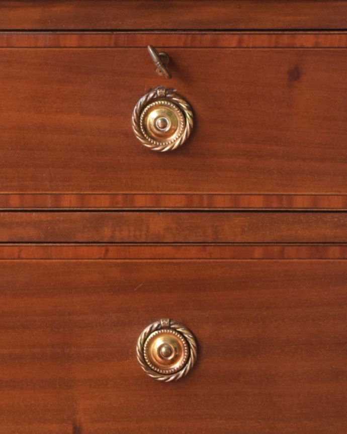 アンティークのドレッサー　アンティーク家具　盾型のミラーが付いた、美しいドレッシングチェスト（マホガニー材）。味わい深い取っ手から、時間の流れを感じることができます。(q-1002-f)