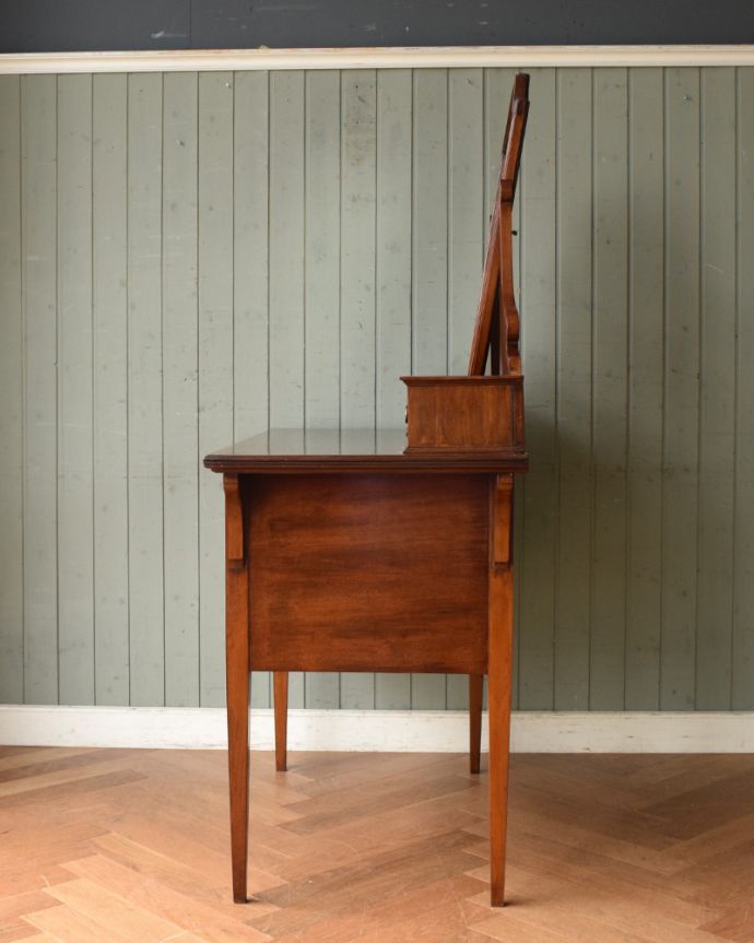 アンティークのドレッサー　アンティーク家具　盾型のミラーが付いた、美しいドレッシングチェスト（マホガニー材）。木製で丈夫です。(q-1002-f)