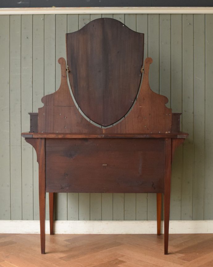 アンティークのドレッサー　アンティーク家具　盾型のミラーが付いた、美しいドレッシングチェスト（マホガニー材）。アンティークは新品ではないので、もちろん経年変化によるキズはありますが、専門の職人が目立たないようキレイにお直しをしているので、後姿までキレイです。(q-1002-f)