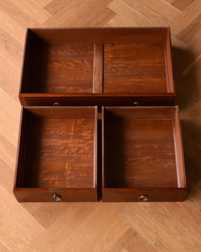 アンティークのドレッサー　アンティーク家具　盾型のミラーが付いた、美しいドレッシングチェスト（マホガニー材）。引き出しです。(q-1002-f)