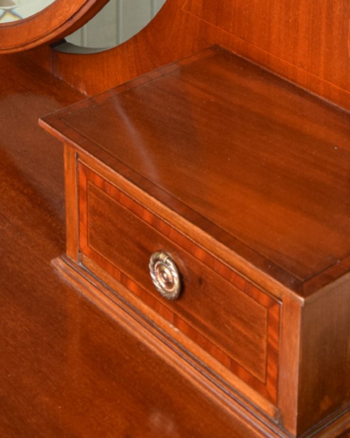 アンティークのドレッサー　アンティーク家具　盾型のミラーが付いた、美しいドレッシングチェスト（マホガニー材）。小さい引き出しにも、美しい象嵌の装飾が付いてます。(q-1002-f)