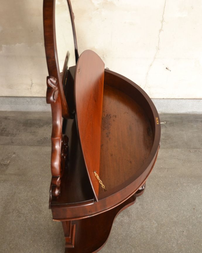 アンティークのドレッサー　アンティーク家具　1890年代のアンティークドレッシングテーブル、マホガニー材の英国輸入家具。天板の中が収納になっています。(q-1003-f)