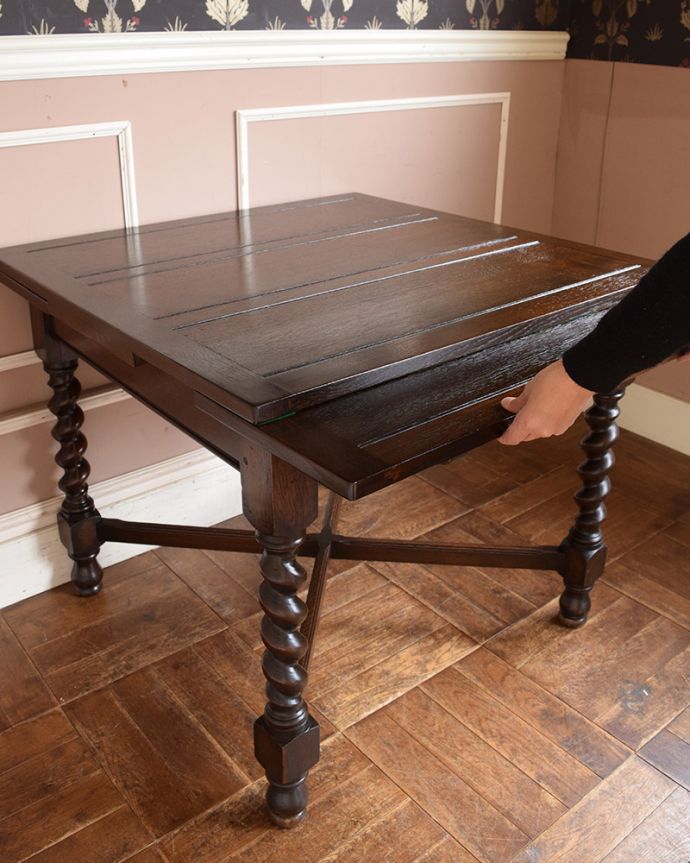 ロイドテーブル アンティーク家具 ダイニングで使う伸張タイプのアンティーク家具、ドローリーフテーブル。天板は引っ張り出すだけであっという間に大きくなります。(q-1005-f)