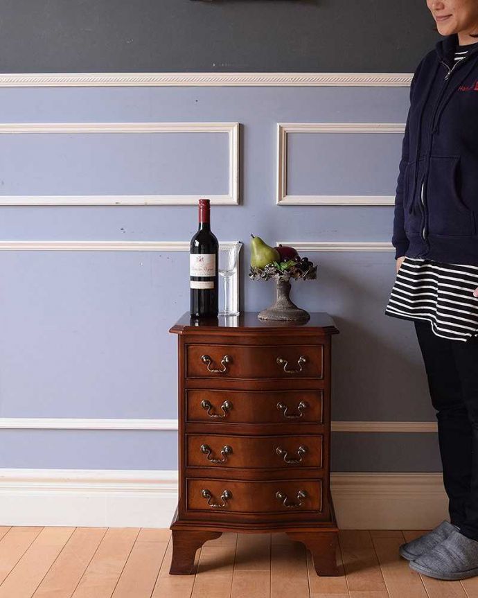 アンティークのチェスト　アンティーク家具　マホガニー材を使ったアンティーク英国輸入家具、ベッドサイドチェスト（４段）。高級感があって女性らしい優しいシルエット。(q-1006-f)