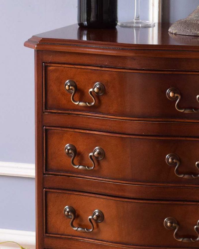 アンティークのチェスト　アンティーク家具　マホガニー材を使ったアンティーク英国輸入家具、ベッドサイドチェスト（４段）。品のある色合いと木目です。(q-1006-f)