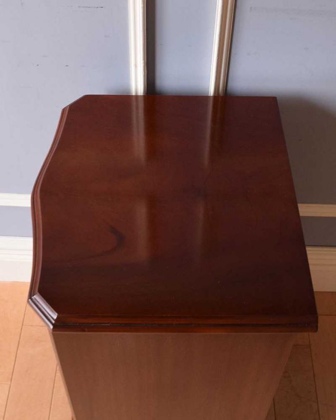 アンティークのチェスト　アンティーク家具　マホガニー材を使ったアンティーク英国輸入家具、ベッドサイドチェスト（４段）。天板も木目がキレイです。(q-1006-f)