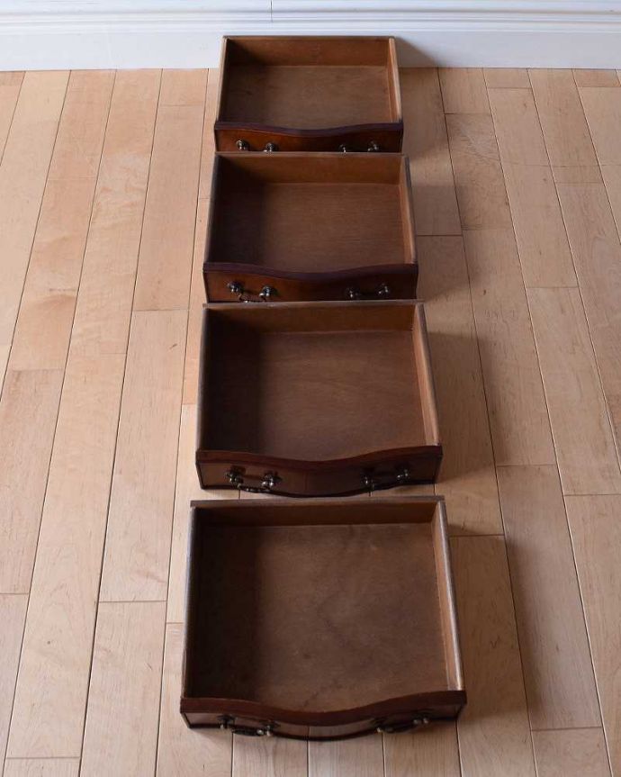 アンティークのチェスト　アンティーク家具　マホガニー材を使ったアンティーク英国輸入家具、ベッドサイドチェスト（４段）。引き出しは手前が１段目です。(q-1006-f)