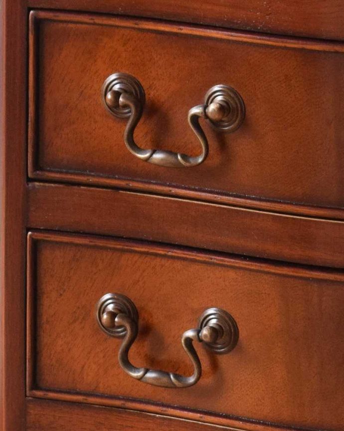 アンティークのチェスト　アンティーク家具　マホガニー材を使ったアンティーク英国輸入家具、ベッドサイドチェスト（４段）。ハンドル形のオシャレな取っ手です。(q-1006-f)