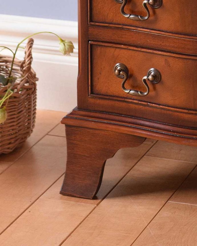 アンティークのチェスト　アンティーク家具　マホガニー材を使ったアンティーク英国輸入家具、ベッドサイドチェスト（４段）。しっかりチェストを支えます。(q-1006-f)