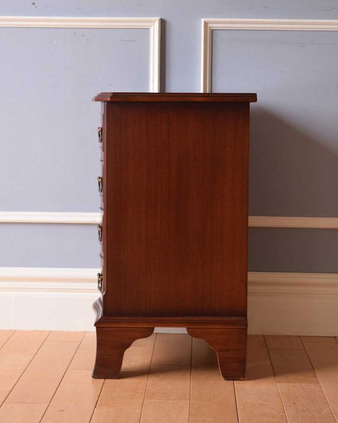 アンティークのチェスト　アンティーク家具　マホガニー材を使ったアンティーク英国輸入家具、ベッドサイドチェスト（４段）。サイドから見ても絵になります。(q-1006-f)