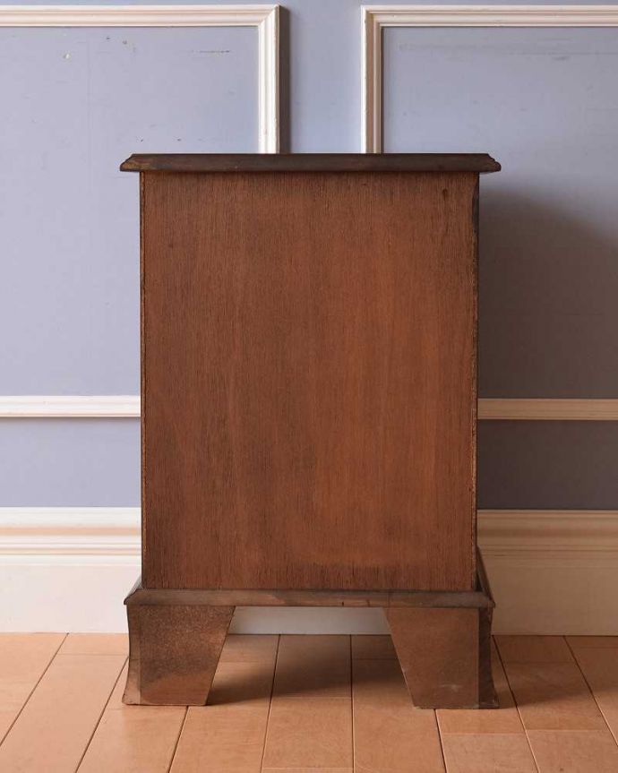 アンティークのチェスト　アンティーク家具　マホガニー材を使ったアンティーク英国輸入家具、ベッドサイドチェスト（４段）。アンティークは新品ではないので、もちろん経年変化によるキズはありますが、専門の職人が目立たないようキレイにお直しをしているので、後姿までキレイです。(q-1006-f)