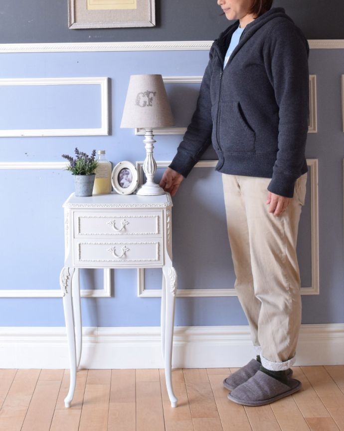 アンティークのチェスト　アンティーク家具　フランス輸入の小さなアンティーク家具、優雅なホワイトペイントのベッドサイドチェスト。とっても可愛いチェスト。(q-1007-f)